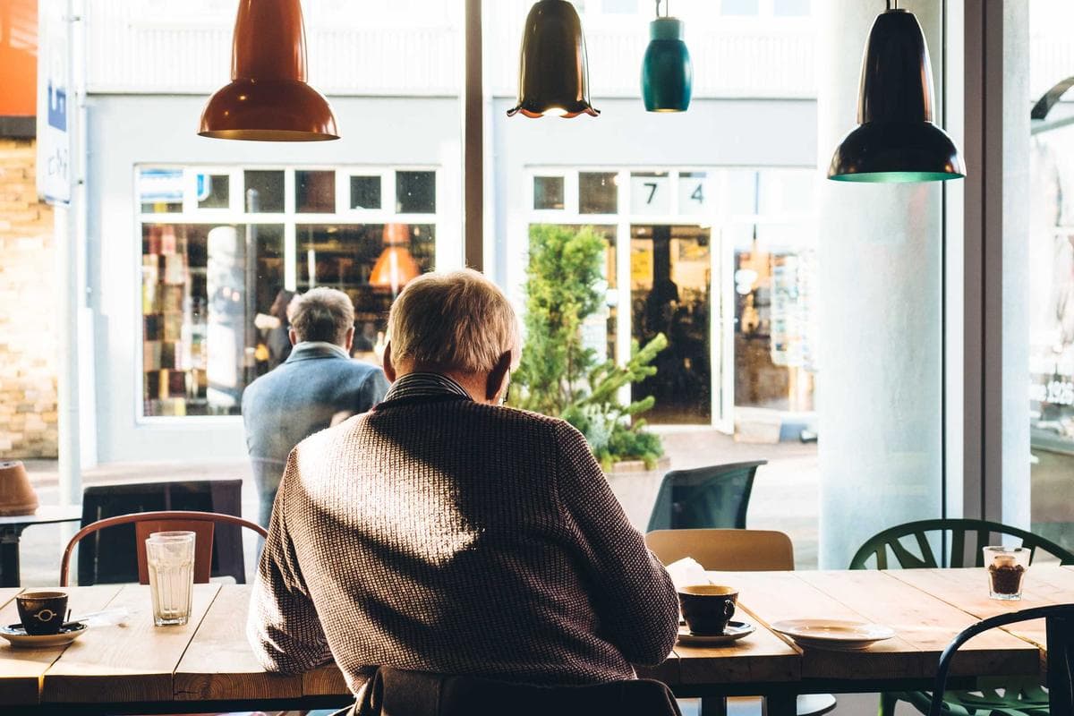 Het schilderachtige dorpsplein bruiste van de activiteit