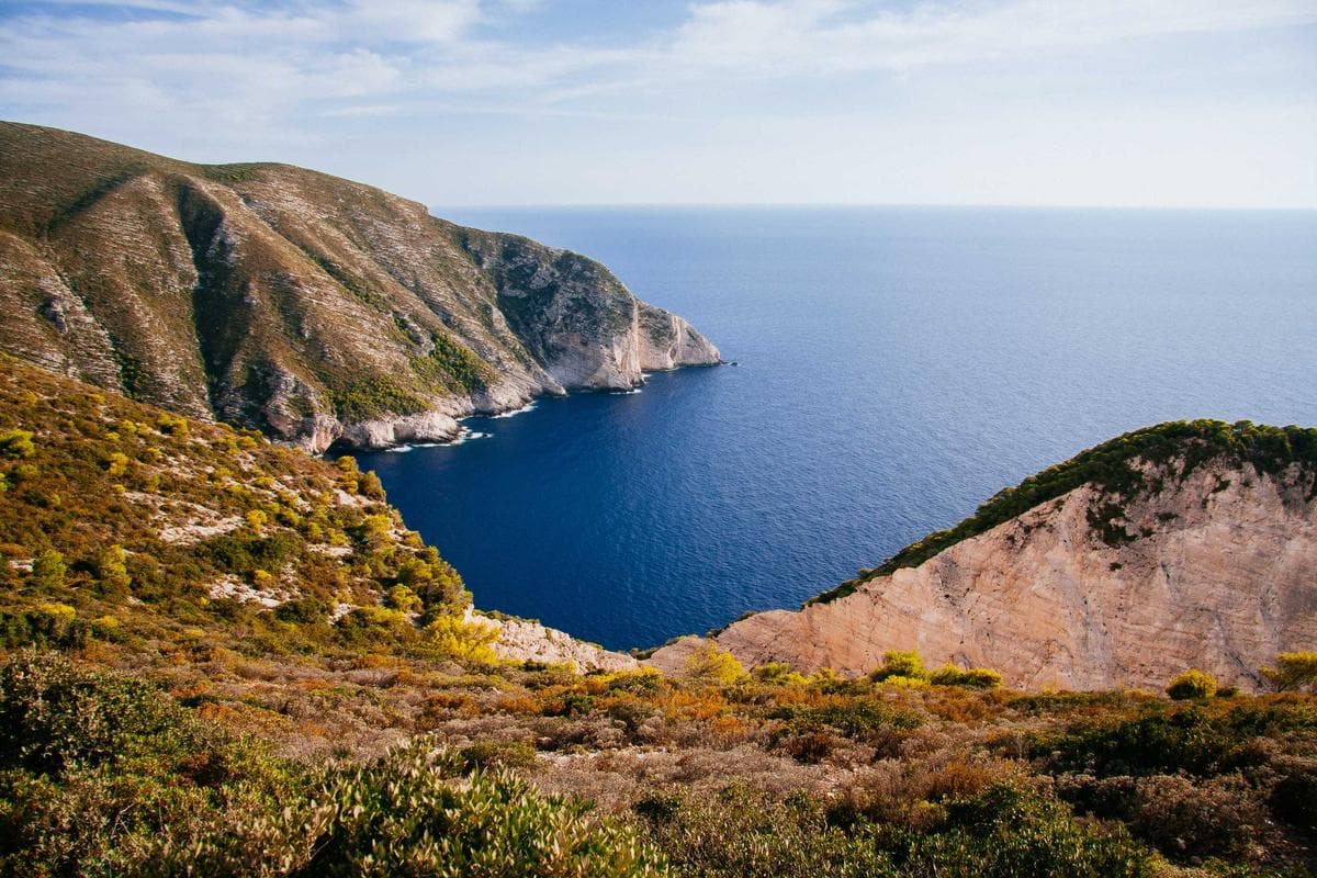 Het rustige meer weerspiegelde de omliggende bergen
